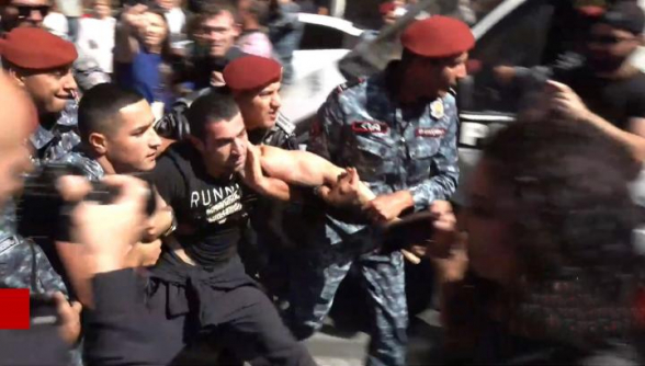 Կարմիր բերետավորների բռնությունից հետո Լևոն Քոչարյանը հոսպիտալացվում է. նա ստացել է փակ գանգուղեղային վնասվածք (տեսանյութ)
